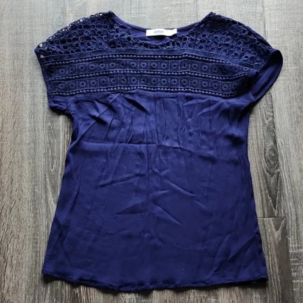 🍁 JustFab crochet trim Top 🍁